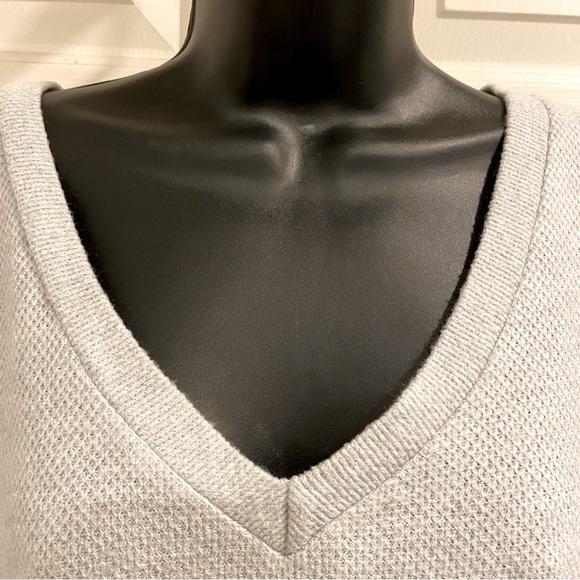 THE VANITY ROOM Knit V-Neck Top Puffed Shoulders 3/4 Sleeves Light Pale Gray - Picture 3 of 9